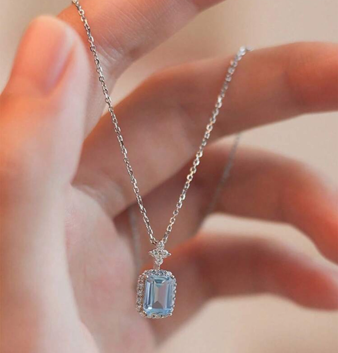 Collar colgante perfume