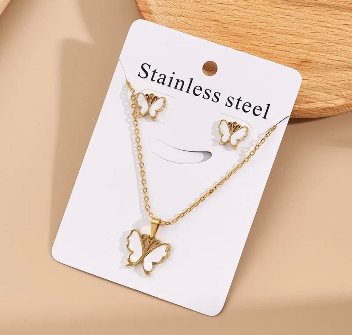 Collar y Aretes mariposa blanca