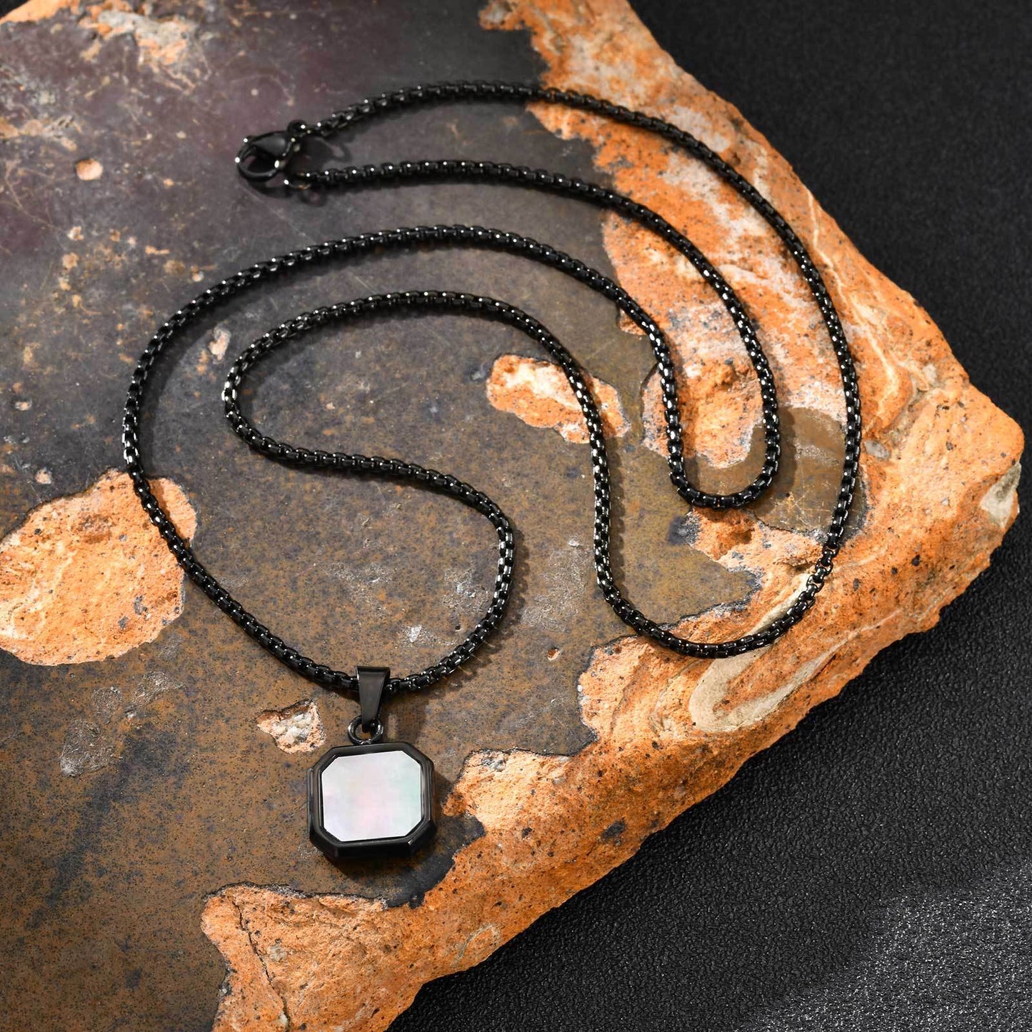 Collar pendiente black shell