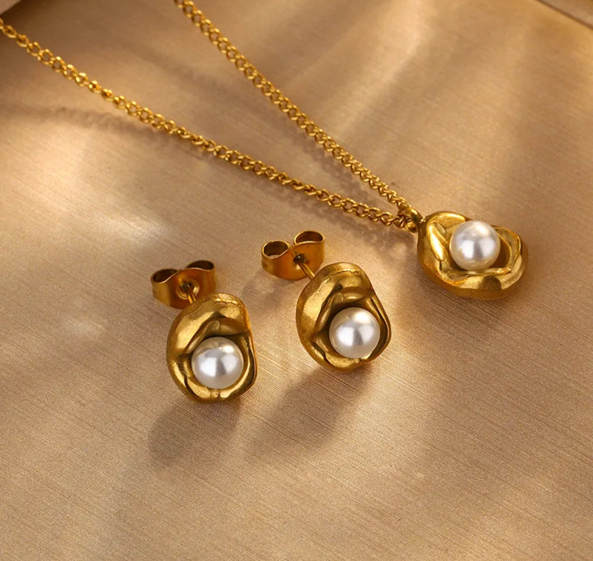 Collar y aretes perla elegantes