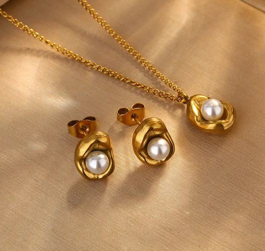 Collar y aretes perla elegantes