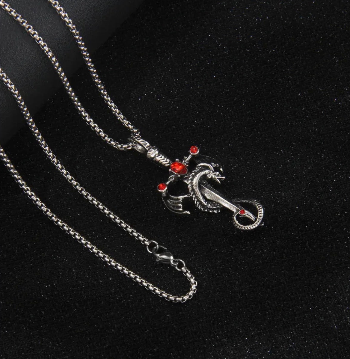 Collar pendiente espada con dragon vintage