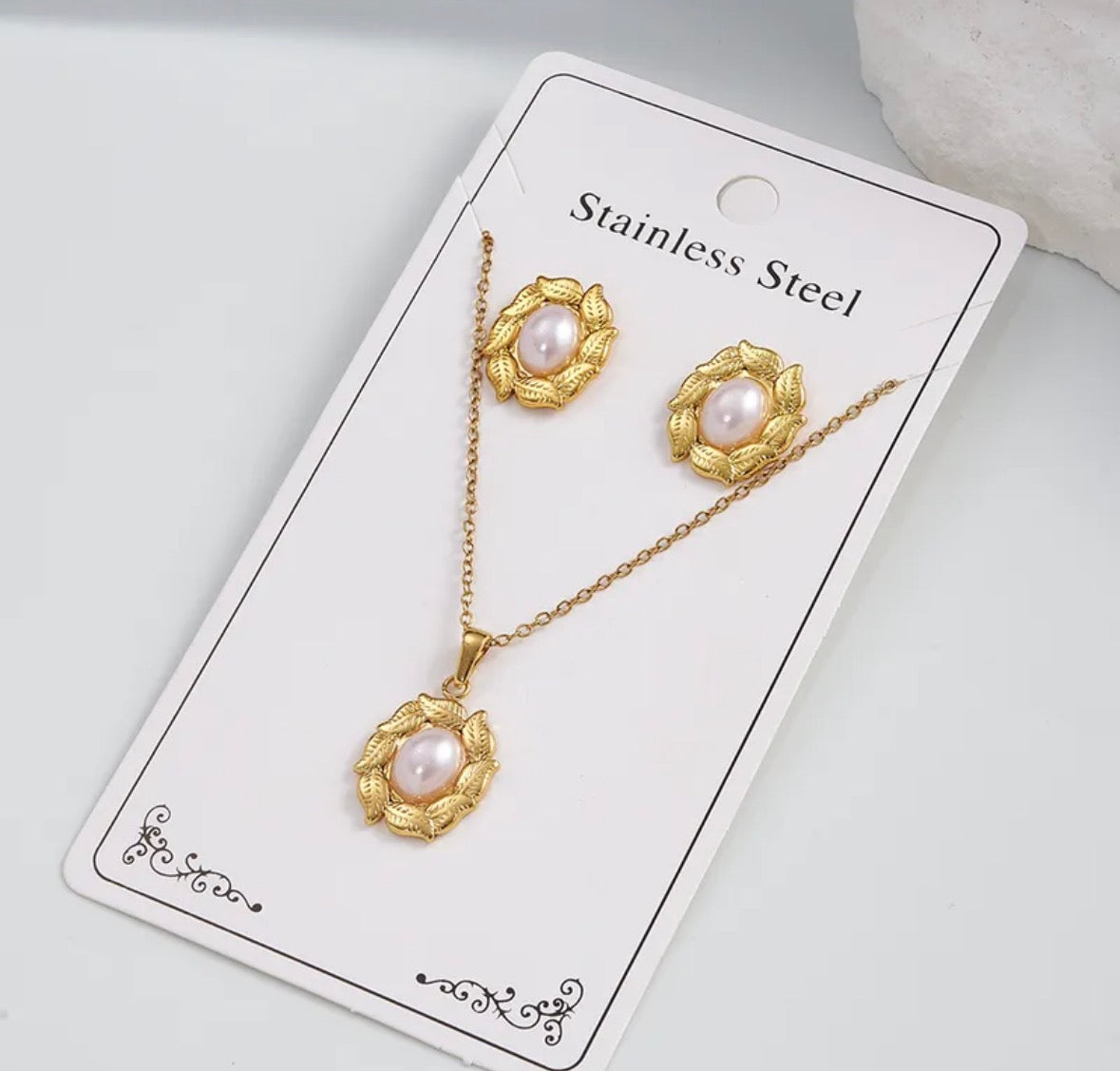 Collar y Aretes perla en hoja.