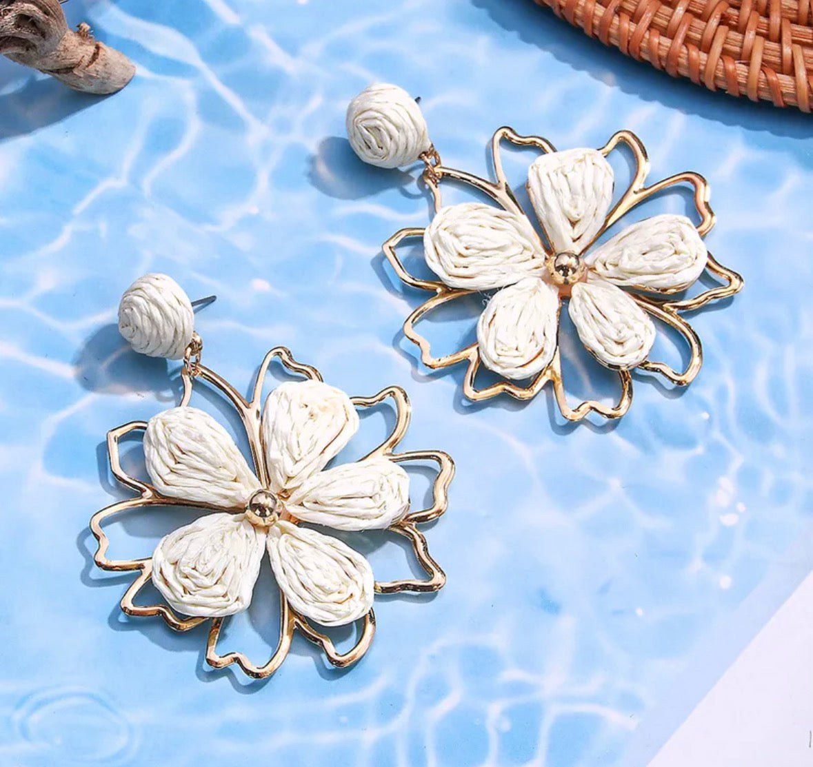Aretes Flor estilo hawaiiano (blanco)