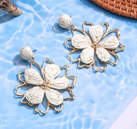 Aretes Flor estilo hawaiiano (blanco)