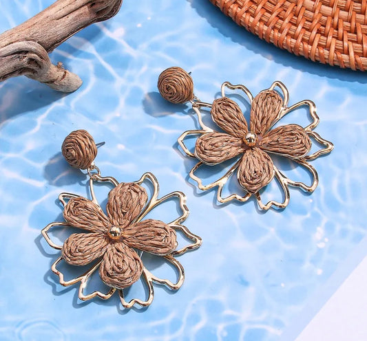 Aretes Flor estilo hawaiiano (marron)