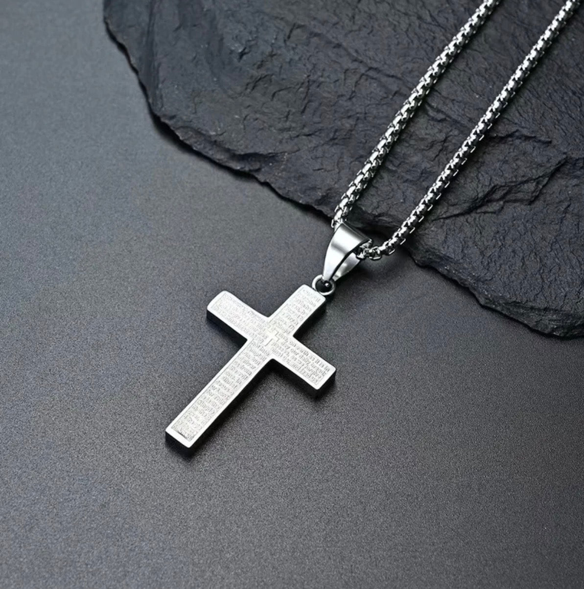 Collar pendiente cruz con grabado (plateada)