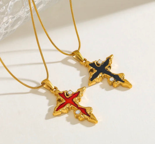 Collar cruz con detalles baño oro 18k