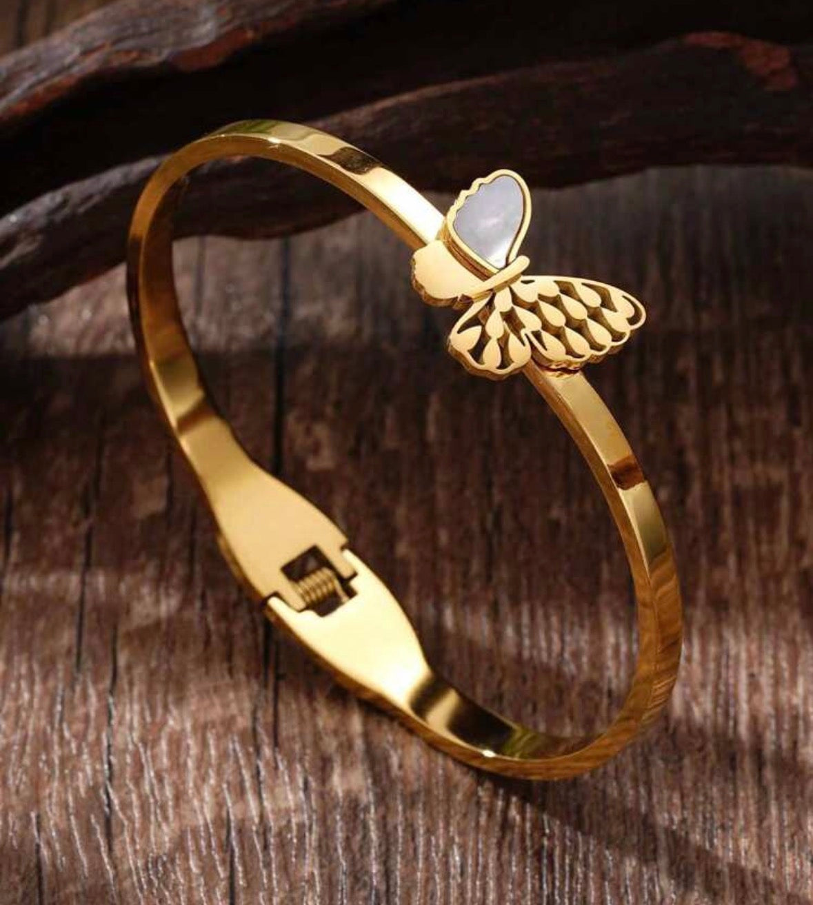 Delicado brazalete mariposa